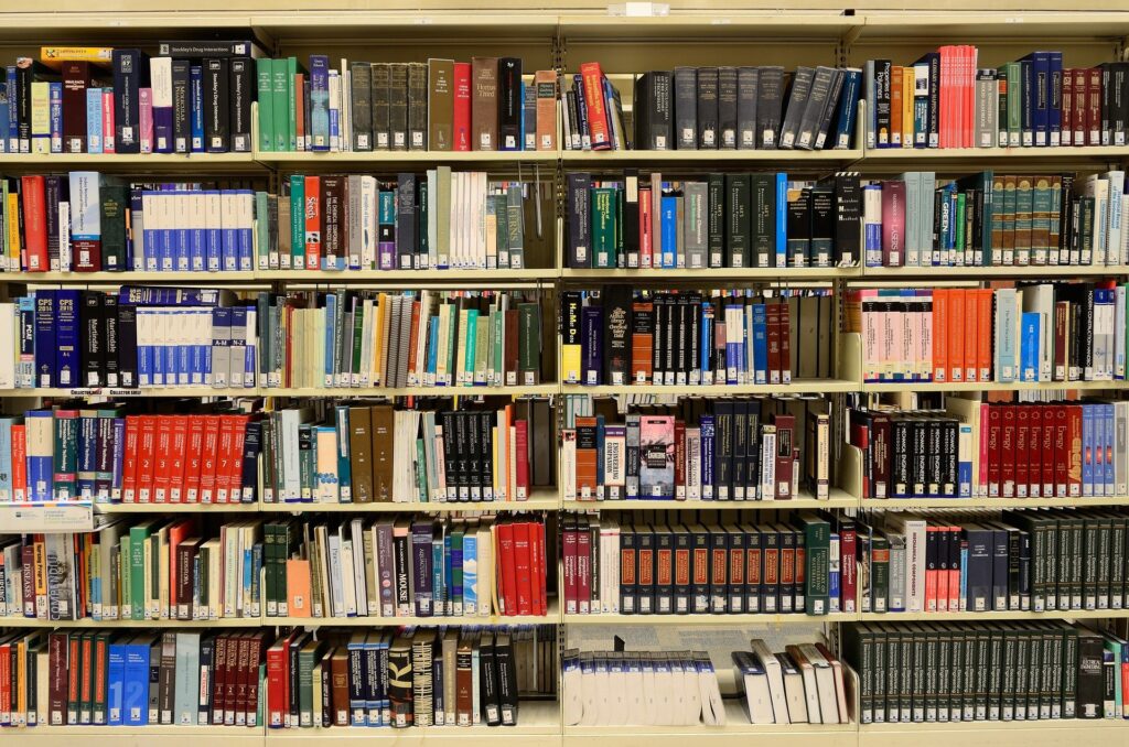 Perbedaan Universitas Sekolah Tinggi
